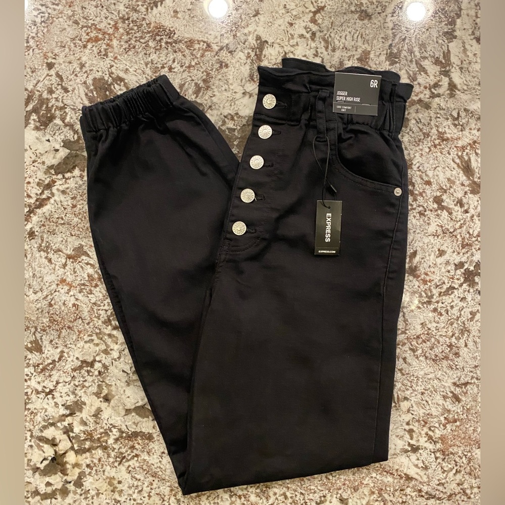NEW WITH TAGS-EXPRESS Joggers-Super High Rise, button front. Black Size 6R